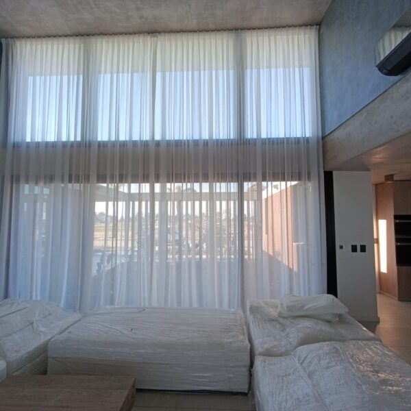 Confección en altura cortinas livianas